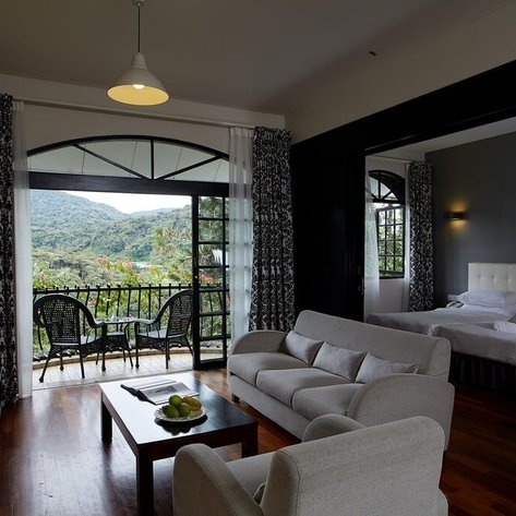 Geräumiges Zimmer mit Sofa im Strawberry Park Resort – Malaysia & Borneo Familienreise