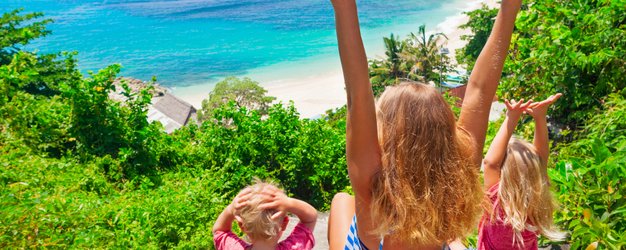Kinder spielen fröhlich am Strand von Bali – Bali Reise mit Kindern
