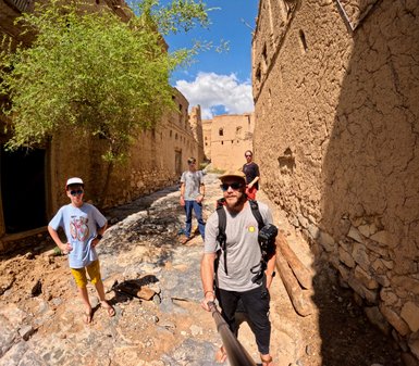 Familie beim Spaziergang durch das Dorf Al Hamra im Oman – Oman Reise mit Kindern