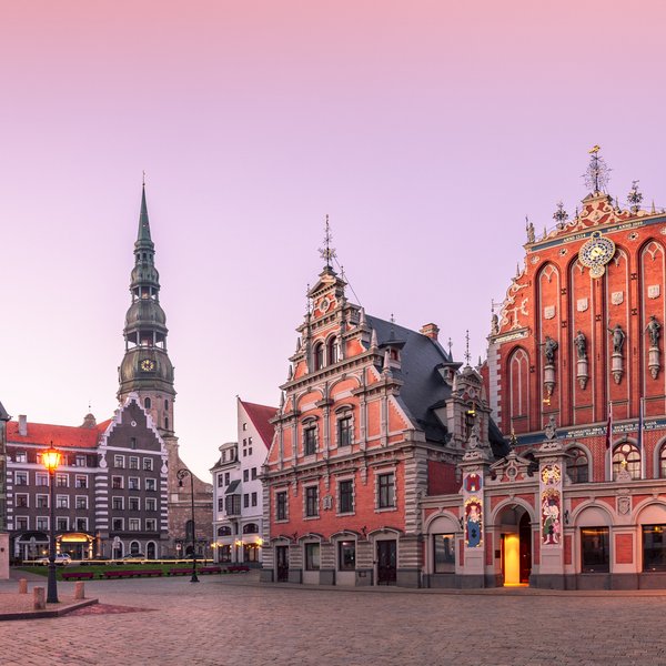 Der Rathausplatz in Riga zeigt beeindruckende historische Gebäude, darunter das prächtige Schwarzhäupterhaus.