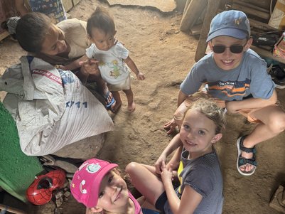 Kinder entdecken das traditionelle Dorfleben in Candirejo auf Bali – Bali Reise mit Kindern