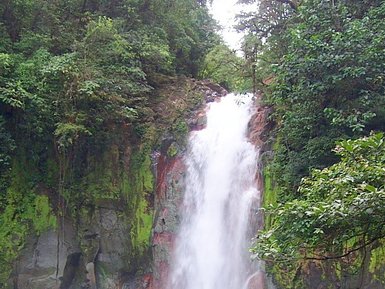 Türkisblauer Wasserfall im Nationalpark Vulkan Tenorio – Costa Rica Familienreise