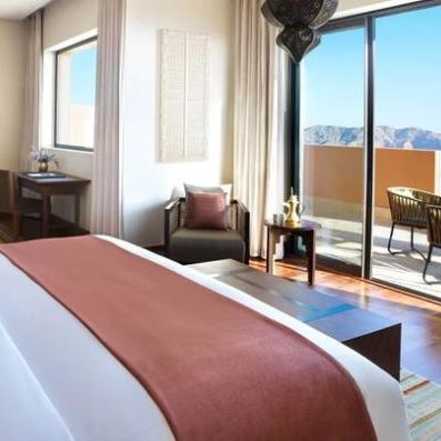 Bett mit Panoramablick auf die Berge im Anantara Al Jabal Al Akhdar Resort – Oman Reise mit Kindern