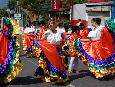 Traditioneller Tanz in bunter Festtagskleidung in Costa Rica – Costa Rica Familienreise