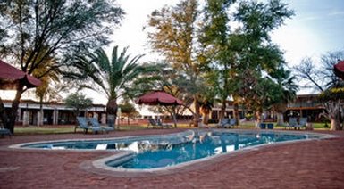 Poolbereich Kalahari Anib Lodge - Namibia Urlaub mit Kindern