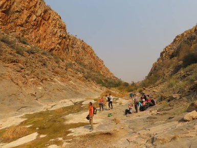 Eine Reisegruppe wandert durch die Köcherbaumschlucht - Namibia Urlaub mit Kindern