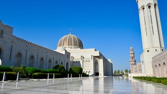 Der weitläufige Außenbereich der Sultan-Qabus-Moschee in Muscat – Oman Familienreise