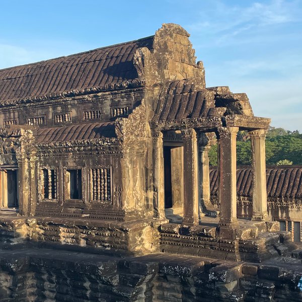 Frau betrachtet die historischen Ruinen von Angkor Wat – Kambodscha mit Kindern