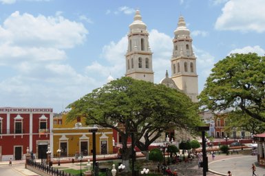 Hauptplatz mit Palmen und Kolonialarchitektur in Campeche – Mexiko Reise mit Kindern