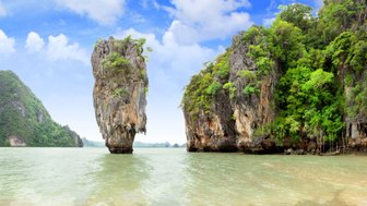 Atemberaubende Kalksteinfelsen und smaragdgrünes Wasser rund um James Bond Island in Phang Nga - Thailand mit Kindern