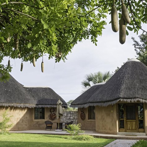 Außenansicht Onguma Bush Camp am Abend - Namibia Reise mit Kindern
