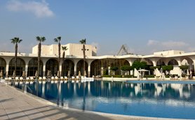 Außenpool umgeben von Palmen im Pyramids Park Resort Hotel in Kairo – Ägypten Reise mit Kindern