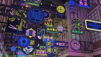 Bunte Neonlichter und Schilder hängen über einem modernen Gang im Dubai Mall Chinatown, der eine lebendige Atmosphäre schafft.
