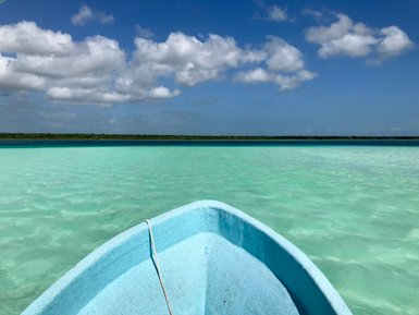 Kleines Boot auf dem türkisgrünen Wasser der Bacalar-Lagune – Mexiko mit Kindern