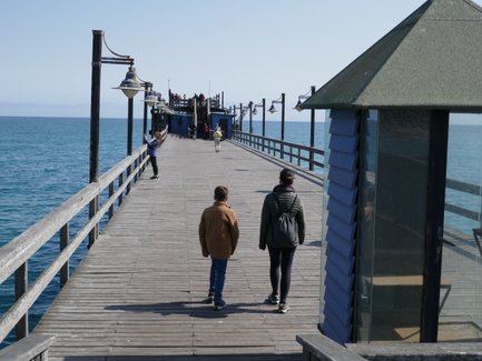 Zwei Personen laufen auf einem Bootssteg - Namibia mit Jugendlichen