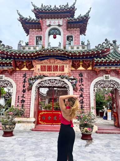 Junges Mädchen steht vor einem historischen Tempel – Vietnam mit Kindern