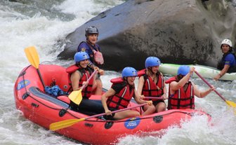 Gruppe erlebt spannendes Rafting-Abenteuer gemeinsam – Costa Rica Familienreise