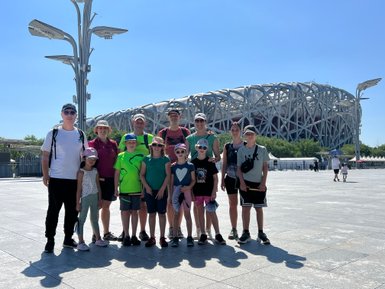 Reisegruppe macht ein Erinnerungsfoto vor dem berühmten Nationalstadion in Peking – China mit Kindern