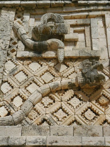 Detailansicht der kunstvoll verzierten Fassade im Cuadrángulo de las Monjas – Mexiko mit Kindern