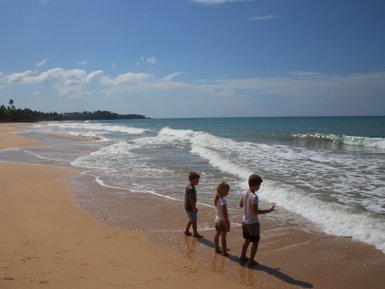 Kleinkinder spielen fröhlich am Strand vor dem Mirissa Beach Inn – Sri Lanka Reise mit Kindern