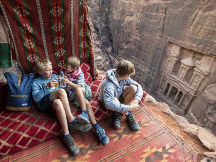Jungs schauen auf die Fassade des Schatzhauses von Petra - Jordanien Reise mit Kindern