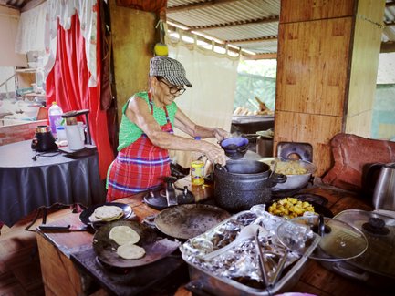 Traditionelle Zubereitung von Speisen durch Einheimische – Costa Rica Reise mit Kindern