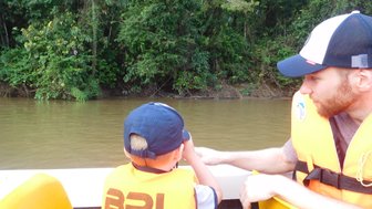 Vater und Kleinkind entdecken gemeinsam Tiere am Flussufer – Malaysia & Borneo Reise mit Kindern