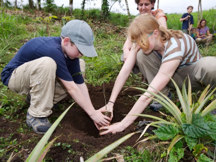Drei Kinder beim Baumpflanzen in Costa Rica – Costa Rica Familienreise