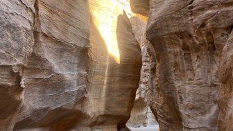 Schlucht Petra mit Sonnenlicht - Jordanien Urlaub mit Kindern
