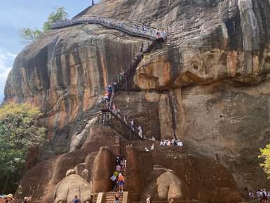 Steintreppe führt entlang der Felswand hinauf zum beeindruckenden Sigiriya-Felsen – Sri Lanka Reise mit Kindern