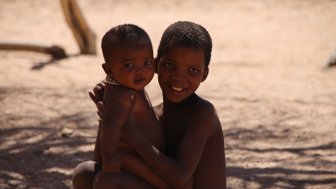 Zwei Kinder umarmen sich - Namibia Familienurlaub