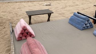 Entspannendes Massage-Setup direkt am Strand – Bali Reise mit Kindern