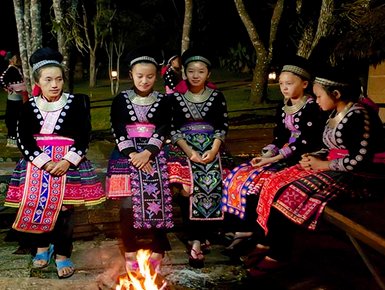 5 weibliche Einheimische des Hmong Hill Tribe Volk in traditioneller Kleidung am Lagerfeuer, Chiang Mai - Thailand Reise mit Kindern 