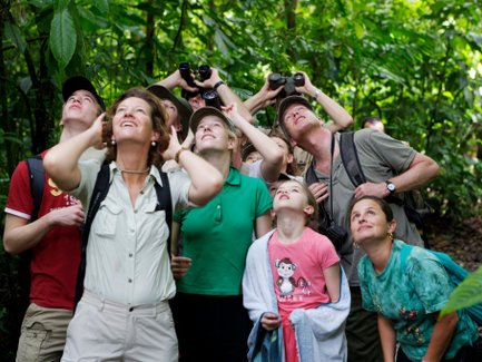 Familie beobachtet Tiere im Regenwald mit Fernglas – Costa Rica Reise mit Kindern