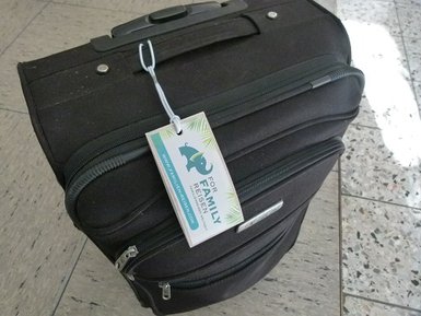 Gepackter Koffer mit For Family Reisen Anhänger steht bereit am Flughafen – Sri Lanka Familienreise