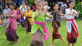Einheimische führen traditionelle balinesische Tänze auf – Bali mit Kindern
