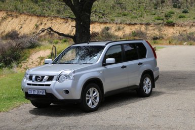 Fahrzeug im Chapman's Peak Drive mit Blick auf die beeindruckende Naturkulisse – Garden Route Reise mit Kindern
