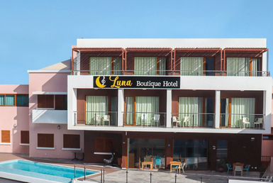 Das Luna Boutique Hotel präsentiert sich mit modernen Balkonen und großen Fenstern in einem hellen, freundlich gestalteten Gebäude.