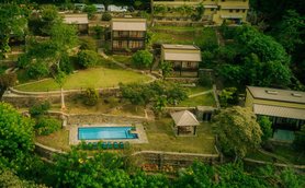 Eine malerische Aussicht auf das Melheim Resort in Haputale, umgeben von üppigem Grün und einem einladenden Pool.