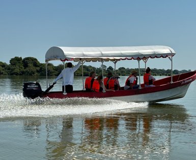 Boot gleitet über die Wasserfläche der Lagune Catazajá – Mexiko mit Kindern