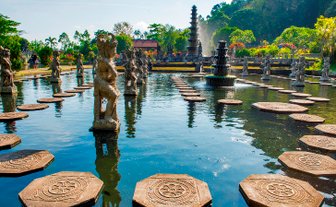 Teiche und Springbrunnen im Tirta Gangga Wasserpalast – Bali mit Kindern
