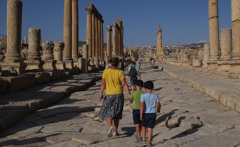 Säulenweg in Ausgrabungsstätte Jerash - Jordanien Familienreise