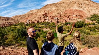 Guide vermittelt einer Familie Einblicke von Aït Ben Haddou – Familienurlaub in Marokko
