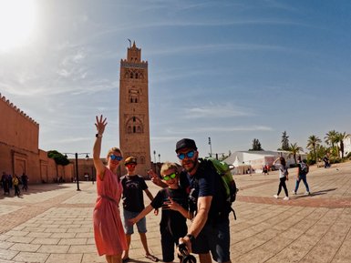 Familie hält den Moment vor der berühmten Koutoubia in Marrakesch mit einem Selfie fest – Marokko mit Kindern