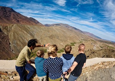 Familie genießt den Blick auf die umliegenden Berge der Stätte Aït Ben Haddou – Familienreise nach Marokko