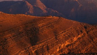 Abendstimmung im Canyon mit goldener Lichtstimmung und Blick auf die Felslandschaft – Oman Familienreise