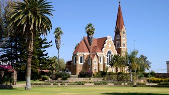 Eine Kirche mit Palmen - Namibia mit Jugendlichen