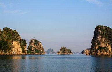 Beeindruckende Felsen ragen aus dem Wasser – Vietnam Familienreise