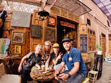 Familie genießt eine Pause in einem marokkanischen Café – Marokko Familienreise