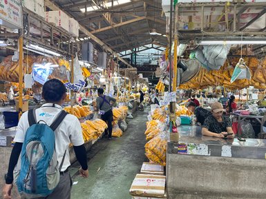 Blumenstände mit frischen Blüten auf dem Pad Klong Talad Markt – Thailand mit Kindern
